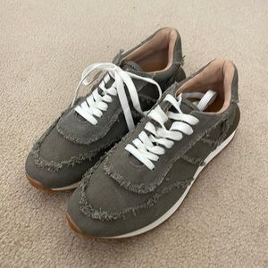 Brand new in box J/SLIDES canvas sneakers Womens 9 Olive Fray